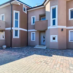 Apartament Lovely 400m From The Sea, Fažana
